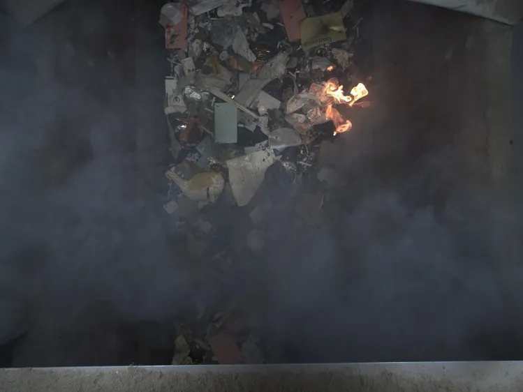 Photographie d'un équipement industriel extrayant une bouteille de protoxyde d'azote d'un flux de déchets