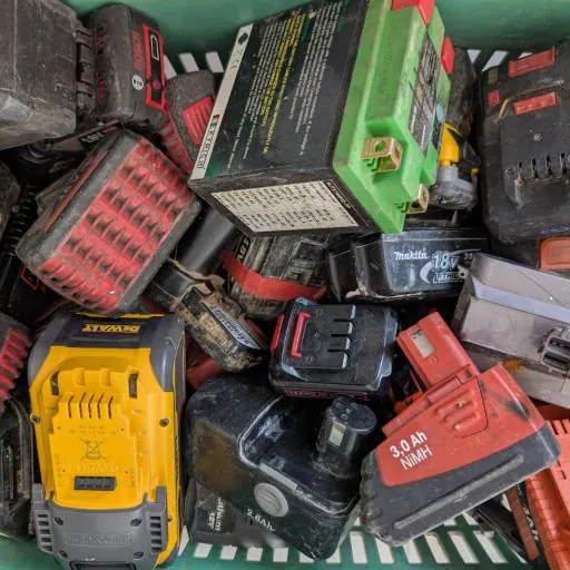 Bac rempli de batteries d'outils sans fil, une des causes des départs de feu en centre de tri
