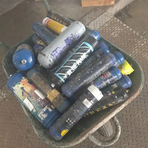 Nitrous oxide cartridges extracted in a sorting center